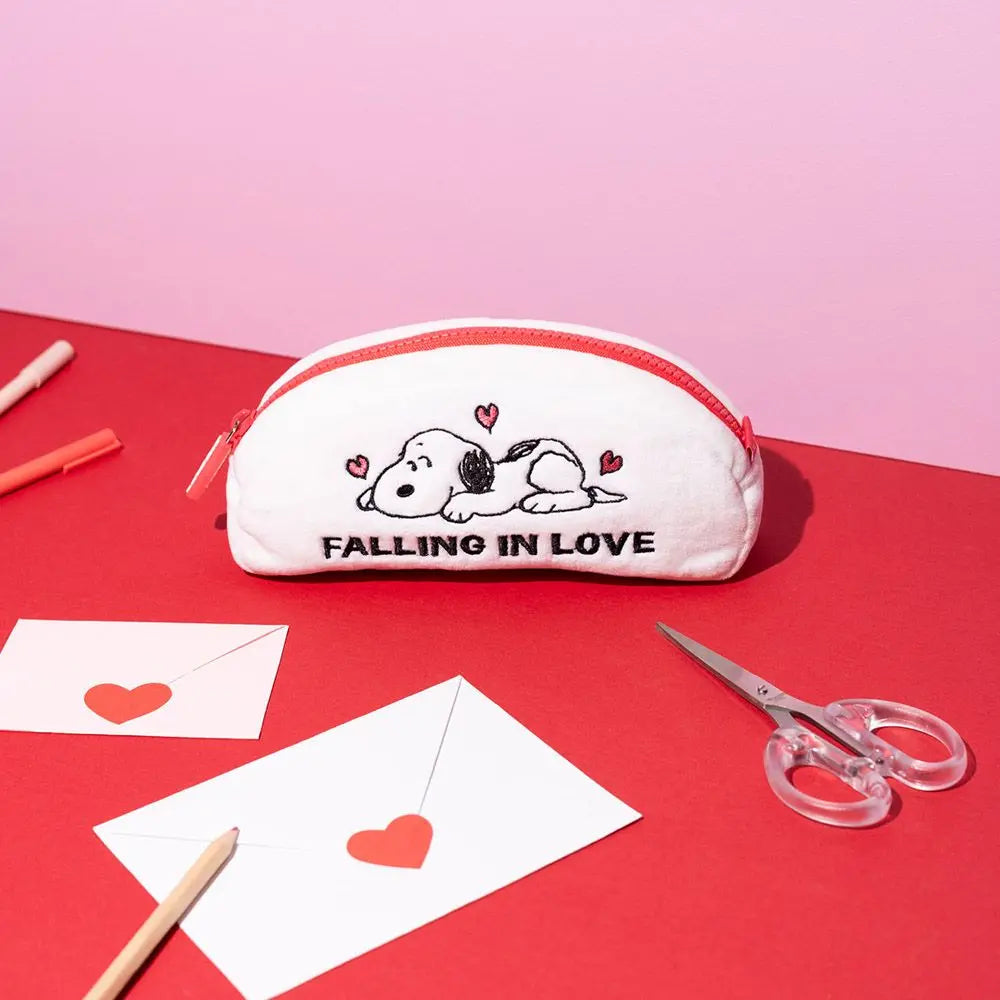 Κασετίνα λούτρινη μισοφέγγαρο Snoopy Love Season